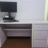 میز تحریر و کامپیوتر