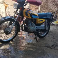 یک دستگاه موتور سیکلت هوندا ۱۲۵استارتی