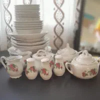ظروف چینی‌طرح گلسرخ و دو عدد قوری