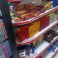 دو ردیف قفسه فروشگاهی