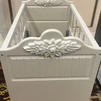 تخت نوزاد کنار مادر