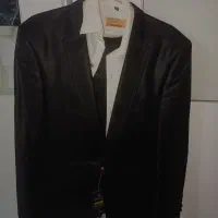 کت وشلوار مردانه نیمه براق همراه با پیراهن وکروات