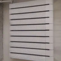 رادیاتور درچوبی در ورودی در پارکینگ آهن نرده لوله