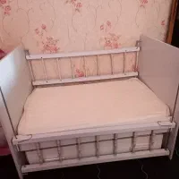 تخت نوزادی کنار مادر