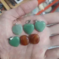 ۳ عدد جید سبز ۱ عدد اونتورین ۲ عدد کارنلین