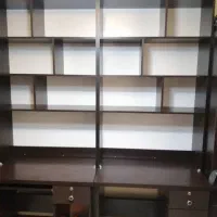 میز  تحریر وکامیپوتر و کتابخانه