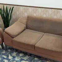 مبل با قیمت مناسب با کاور و کوسن و میز جلو مبلی