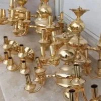 تعویض لوستر قدیمی و کهنه با لوستر نو در فروشگاه