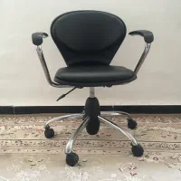 صندلی ومیزوکامپیوتر