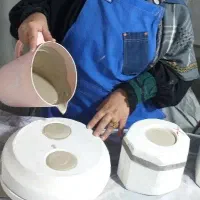 کار در کارگاه ظروف سرامیک دستساز
