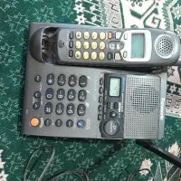 تلفن بی سیم به همراه مادر