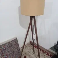 آباژور ایستاده