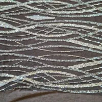 پارچه کارشده مناسب  برش روی لباس