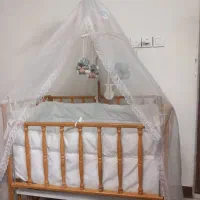 تخت کنار مادر کاملا سالم نو دوبار استفاده شده