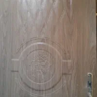 یک عدد در اتاق خواب با چارچوب و قفل