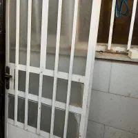 درب فلزی با چارچوب و‌پنجره دوجداره و محافظ پنجره