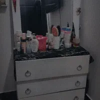 یک عدد میز آرایشی