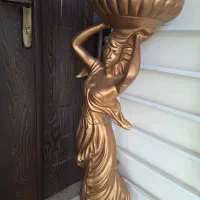 مجسمه جام به سر با پایه زیرش و یک مجسمه فرعون مشکی