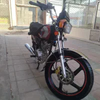 یک دستگاه موتور سیکلت 200