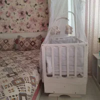 تخت کنار مادر کودک سفید و کاملا سالم