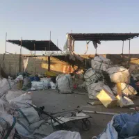 استخدام. کار. کارگر در انبار ضایعات