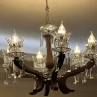 لوستر و آینه و شمعدان