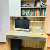 میز تحریر و کتابخانه