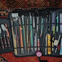 لوازم نقاشی سیاه قلم و رنگ روغن