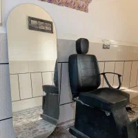 اینه و صندلی