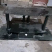 یک عدد میز زیرتلویزیون به فروش می‌رسد