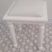 صندلی چوبی و چرمی سفید نو