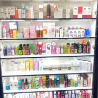 دکوراسیون و ویترین کامل لوازم آرایشی فوق العاده|فروشگاه و مغازه|بجنورد, |دیوار