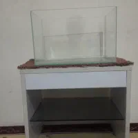 آکواریوم با میز آکواریوم و پمپ و سنگ و تور