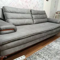 یک  مبل سه نفر که تختخواب شو هستش ودو عدد یک نفره