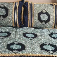 هشت عدد پشتی چهار عدد پا پشتی تمیز