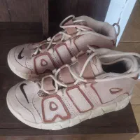 یک جفت کتانی دخترانه نو توکارتون