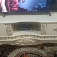 میز.   تلوزیون