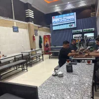 کارگر قهوه خانه وسط کار