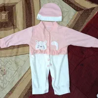 تعدادی لباس به فروش میرسد
