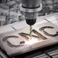اپراتور CNC چوب مسلط به دستگاه تخت و روتاری