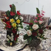 دوعدد دسته گل بهمراه گلدان