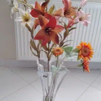 سه شاخه گل و یک گلدان بوهمیا