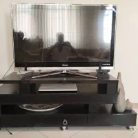 یک دستگاه LED به همراه میز tv
