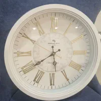 ساعت دیواری سفید با اعداد رومی