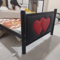 یک عدد تخت و خوش خواب تک نفره