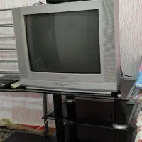 یک عدد تلویزیون 21 با یک عدد دیجیتال با میزتلویزون