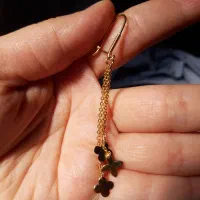 گوشواره بسیار ظریف و زیبای نقره همراه با جعبه زیبا