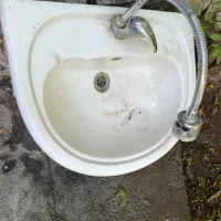 یک عدد روشویی کاملا سالم و با پایه و بدون شیر آب