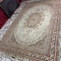 فرش و ۲ عدد میز تلویزیون