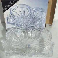 تعدادی ظروف به فروش می‌رسد